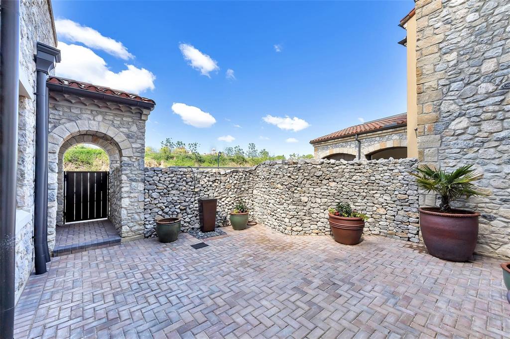 6 Comillas Drive