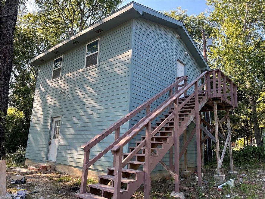 This is newly remodel 2 bedrooms and 1 bathrooms two story house, it is on second floor, first floor is 1 bedrooms and 1 bathroom 1A unit, it shares 12 plus acres land with other two buildings, it is close to High way 75 and McKinney airport.