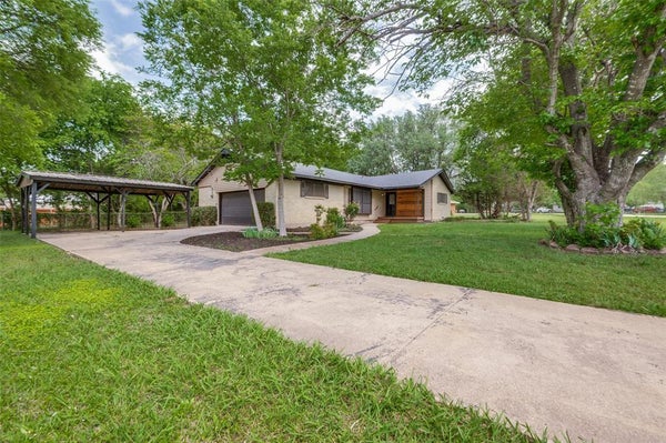 1533 E SPRINGCREST CIR, LANCASTER, TX 75134 - Image c3a67db9ca5d5cbd8d993bd5c6187103/1924130867