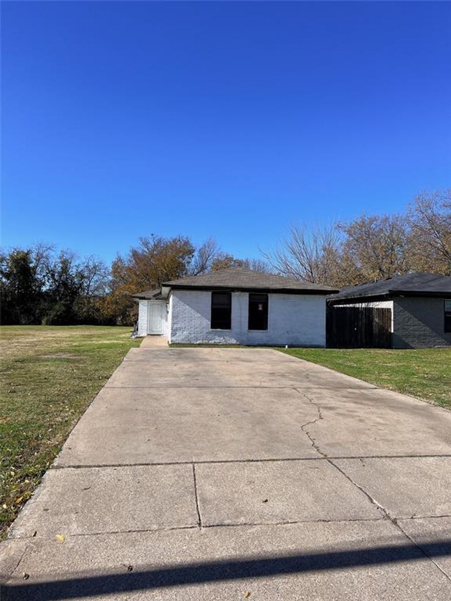 Come see this lovely duplex property perfect for a family , couple , or individual! Featuring two-bedroom and one bathroom , this home is MOVE-IN READY and waiting for you!

Ven a ver este duplex en renta! Perfecto para una familia , pareja o persona individual. Cuenta dos habitaciones y un baño , LISTO para MUDARSE!