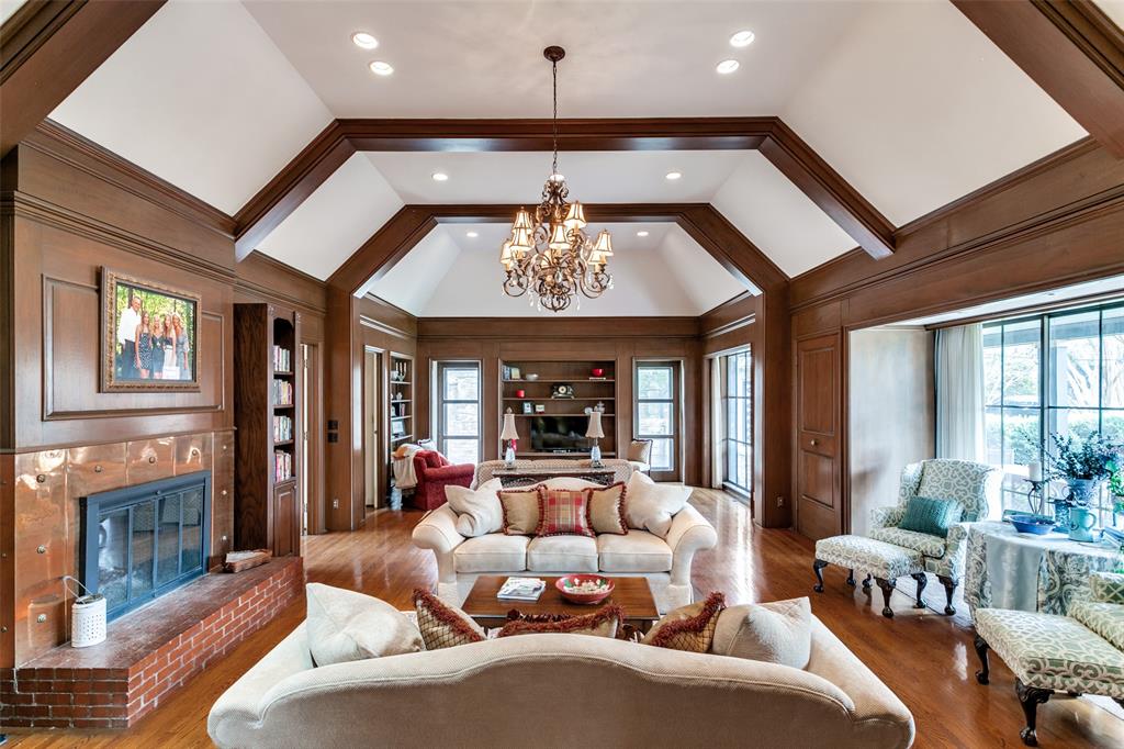 6043 Walnut Hill Circle