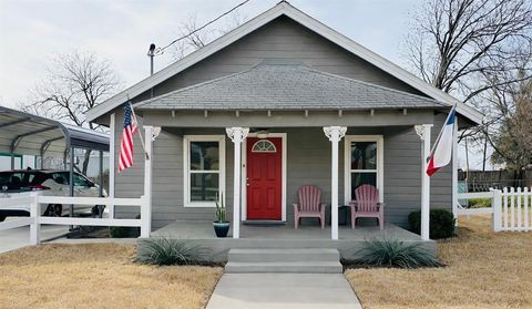 Photo of 506 W Grand Avenue, Comanche, TX 76442 (MLS # 21256702)