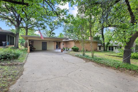 Photo of 919 S French Avenue, Denison, TX 75020 (MLS # 21238418)
