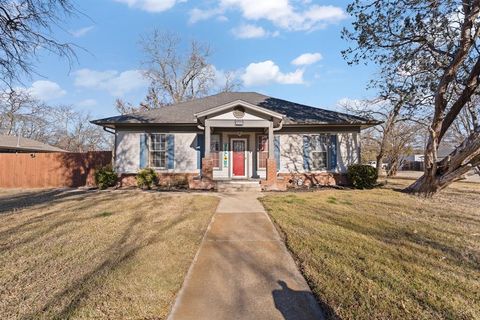 Photo of 700 Euclid Street, Cleburne, TX 76033 (MLS # 21168984)