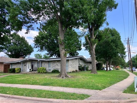 Photo of 402 Duke Street, Garland, TX 75043 (MLS # 21046952)