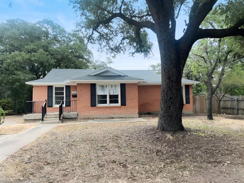 Photo of 2012 Watauga Court W, Fort Worth, TX 76111 (MLS # 21392452)
