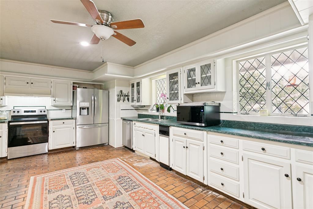 233 Lakeland Drive