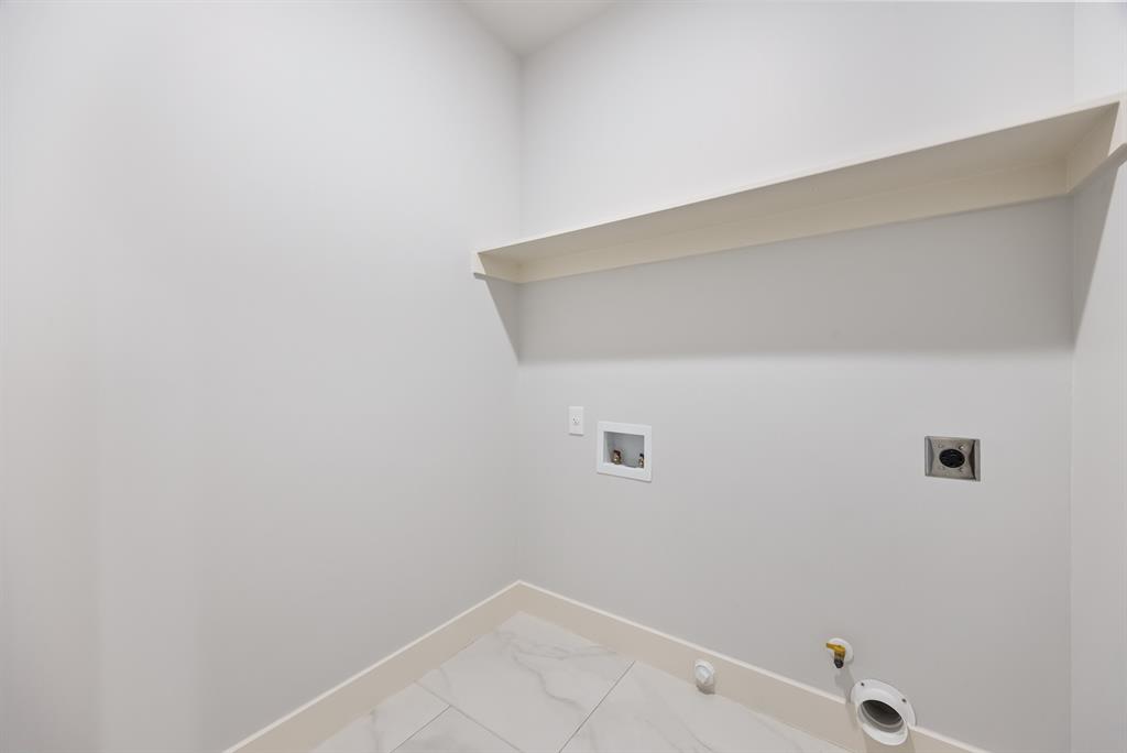 Manor Club Bloch H18579 - Residential