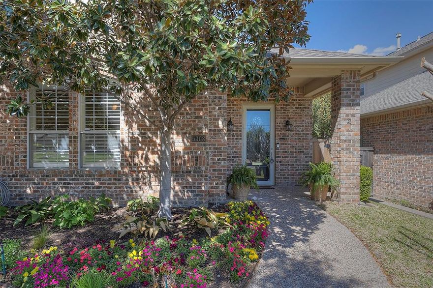 Wonderful townhome perfectly located off historic Camp Bowie and minutes from downtown features updates, spacious floorplan, great storage and an abundance of natural light. Downstairs boasts high ceilings, deep crown moldings, plantation shutters, updated kitchen. Primary bedroom includes built-ins, huge bathroom and closet. Upstairs features 2 bedrooms, Jack and Jill bath, plus bonus room great for office or upstairs living area. Oversized garage and circular driveway. Pets allowed on a case-by-case basis.