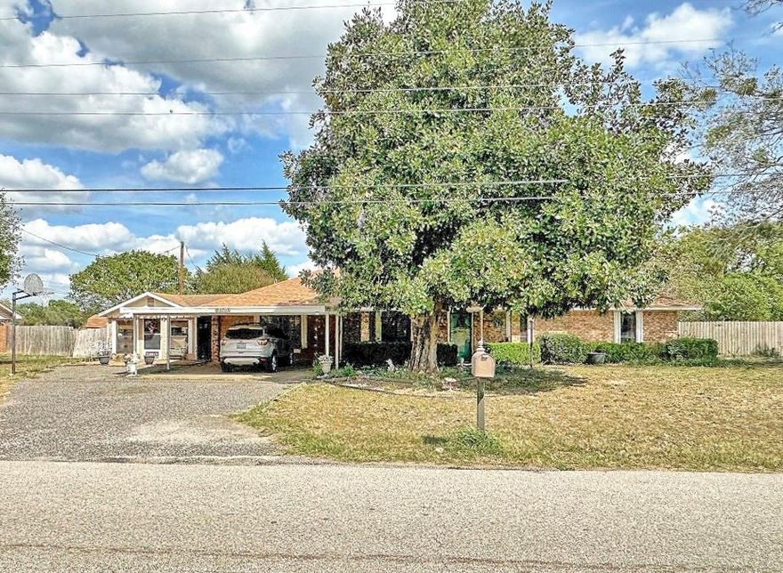 Great family home conveniently located close to Lake Athens. Amenities include two living areas, kitchen with island and bar, breakfast area, separate utility and lots of storage. Outdoor amenities include a workshop, storage bldg. and large backyard.