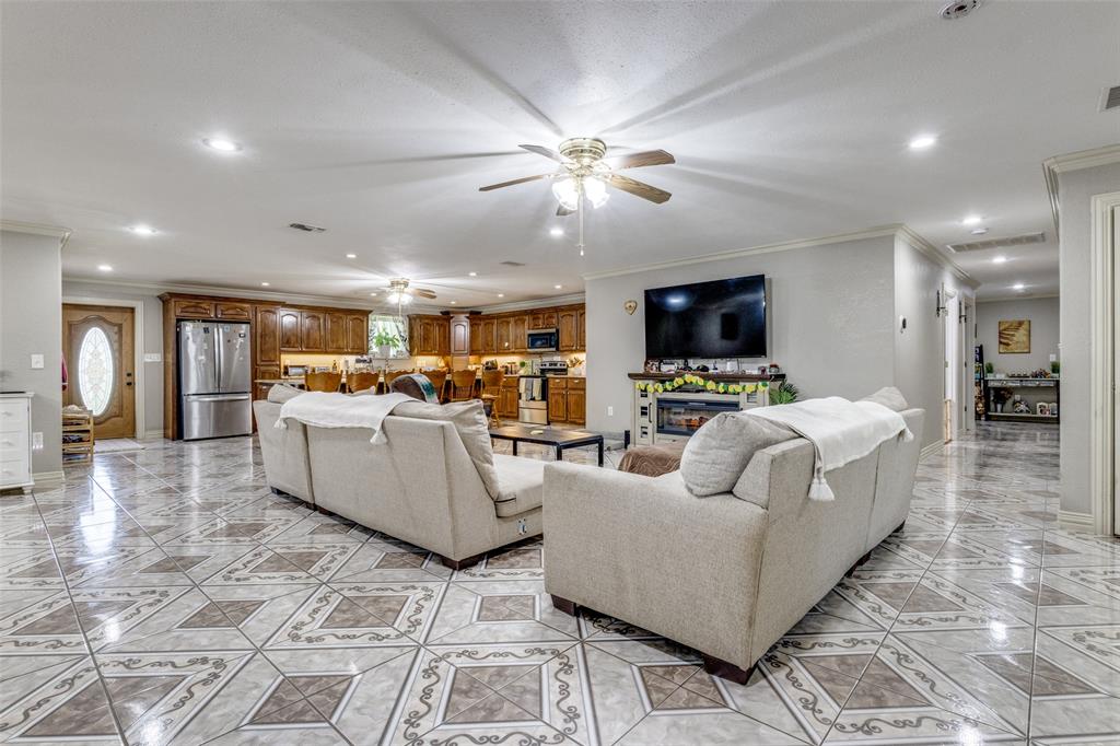 1590 Farm Road 2352