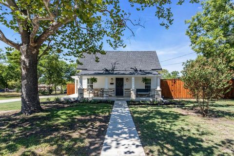 Photo of 421 N Main Street, Farmersville, TX 75442 (MLS # 21230857)