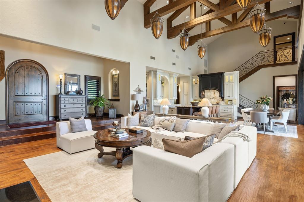 8 Meadowlake Drive