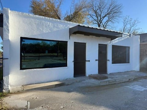 Photo of 4126 Metropolitan Avenue, Dallas, TX 75210 (MLS # 21385349)