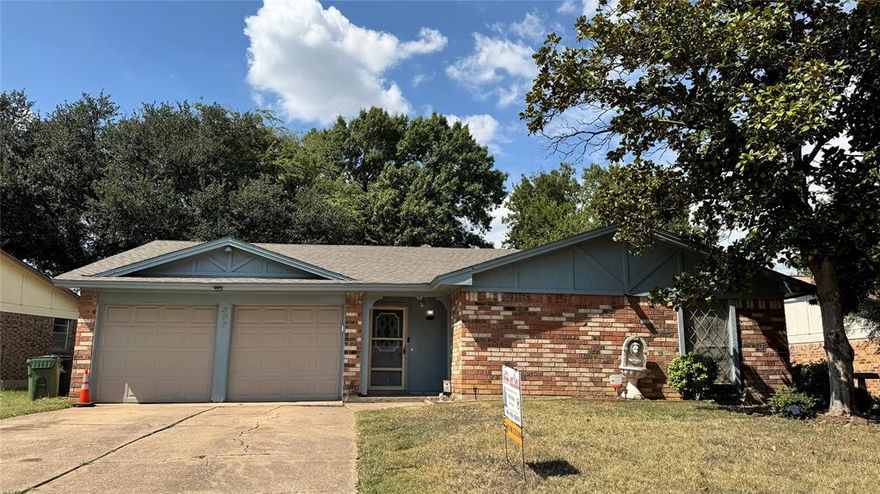 Spacious Single-Story 3 Bed 2 Bath Central location in the heart of Arlington's High Meadows neighborhood. Few minutes walking to school and popular Vandergriff Park and shopping center for your entertainment and sport activities. Hard floor through out.
Easy access to major highways for commuting across the DFW metroplex. With no HOA and pet-friendly leasing options. Attached 2-car garage with double doors and front entry access. Over size covered patio and fenced backyard perfect for pets, play, or peaceful evenings outdoors. Situated on a 7,797 sqft lot with mature trees and room to garden or entertain. Come tour the house to call home.