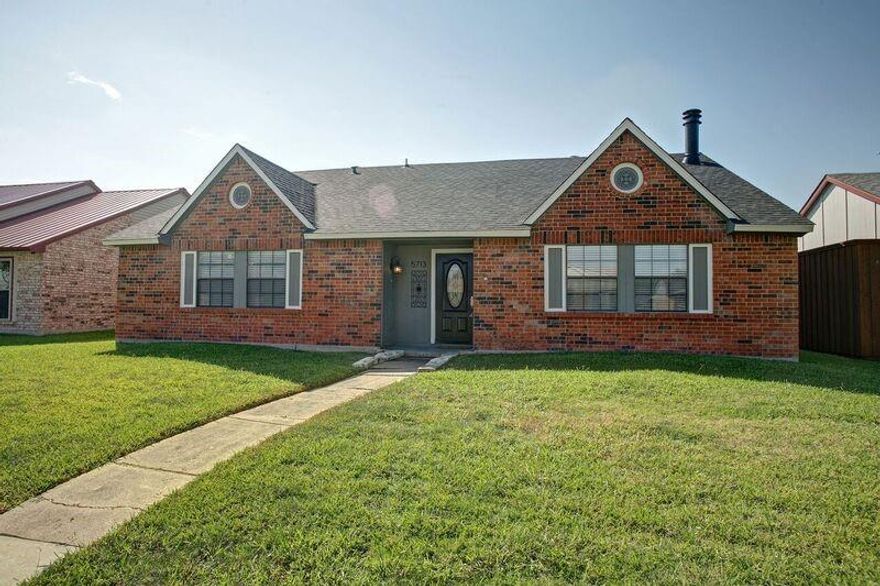 Welcome to this beautifully updated 3-bedroom, 2-bath single-story home located in the heart of The Colony—just minutes from Grandscape, Hwy 121, and Sam Rayburn Tollway. This home offers a bright, open layout with plenty of natural light and modern updates throughout
Spacious living room with high ceilings and large windows
Updated kitchen with ample cabinet space
Primary bedroom with en-suite bathroom
Two additional bedrooms perfect for family or home office
Large backyard—great for outdoor gatherings
Attached 2-car garage
The property is well-maintained and move-in ready. Nearby parks, schools, restaurants, and retail centers provide convenience and a vibrant lifestyle.