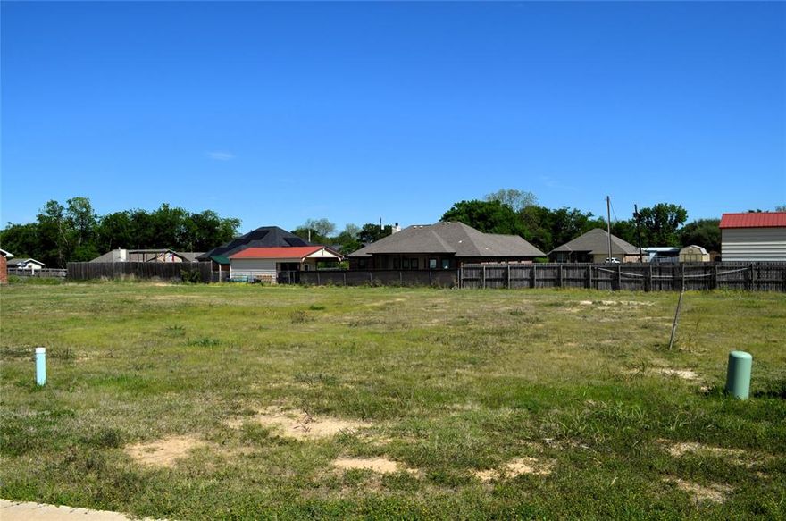 GREAT BUILDING LOT WITH UNDERGROUND UTILITIES AT THE ROAD. PRETTY LOT IS LEVEL AND LOCATED IN NICE AREA OF MABANK. CONCRETE STREETS AND CURBS. NOT FAR FROM CEDAR CREEK LAKE AND AN EASY COMMUTE TO DALLAS. GREAT BUILDING SITE.
