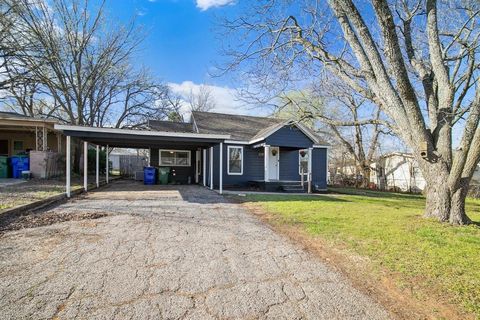 Tiny photo for 114 Otis Street, Whitesboro, TX 76273 (MLS # 21102054)