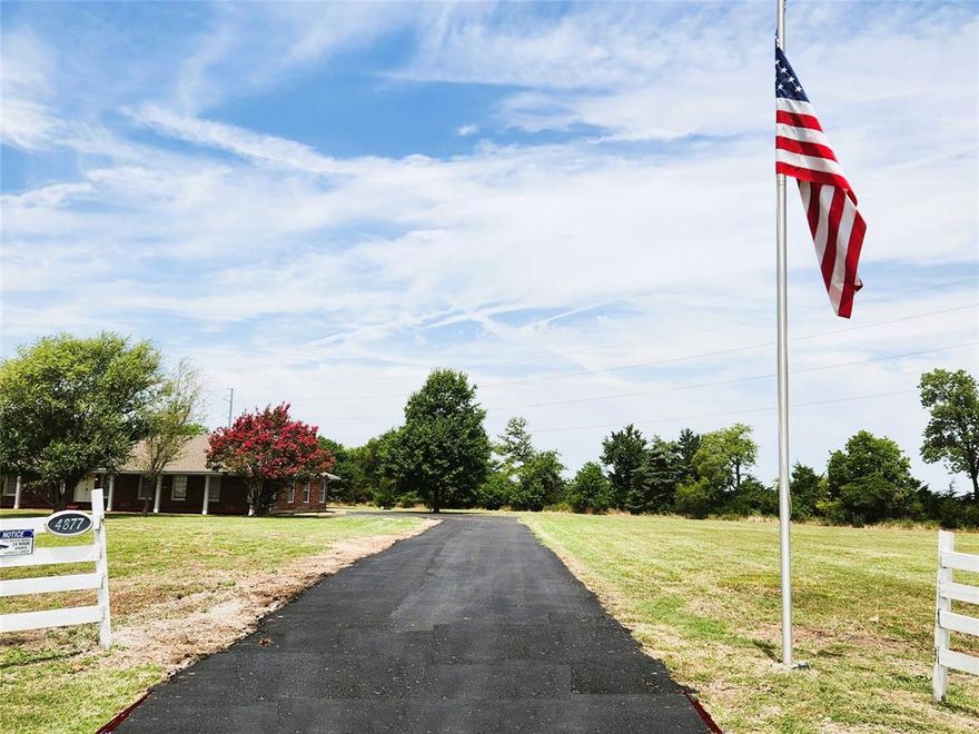 Location, Location ,Location! 1000sq -3150sq available space. Spacious spread to run your business on one of the fastest expanding highways in the metroplex. This property offers 3150 sq of commercial property with plenty of parking  and office space, which can be divided.   Property sits on 3 acres (optional) any portion of which can be negotiated if the tenant requires more space to utilize for a larger fleet or heavy equipment.