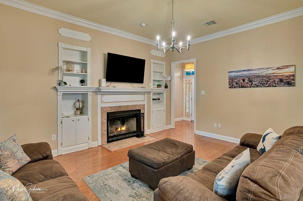 8211 Greenleaf Ln