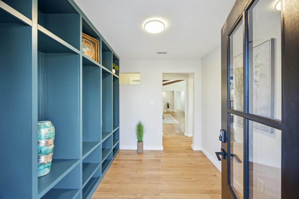 listing image 0