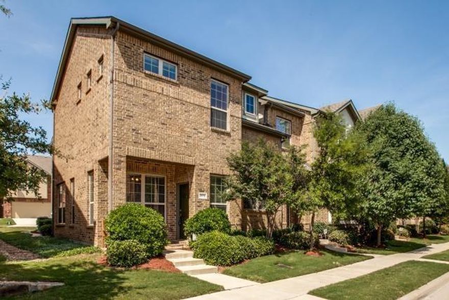 Gorgeous 3-bedroom townhome in Emerald Valley in excellent condition. Pride of ownership shows throughout.
Spacious open floorplan for a growing family w 3 bdrs up. Study-Flex space besides the main living area. Kitchen is a
cooks delight with SS appliances & granite counters. Lots of storage space, architectural details, Loads of light and well
balanced rooms are some of the key features in this home. ideal location close to Freeways, shopping, airports etc.