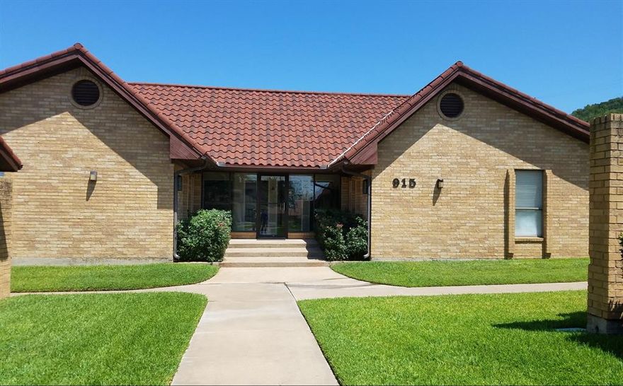 Access off of Hwy 180 
3 Office Suites Avg. Suite Size 581 SF 
Common Area 390 SF 
Built in 1985 Remodeled 2015 
Current Leases Month To Month 
Great for Owner Occupier or Investment