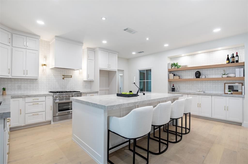 Photo of 10564 Cox Lane, Dallas, TX 75229 (MLS # 21251601)