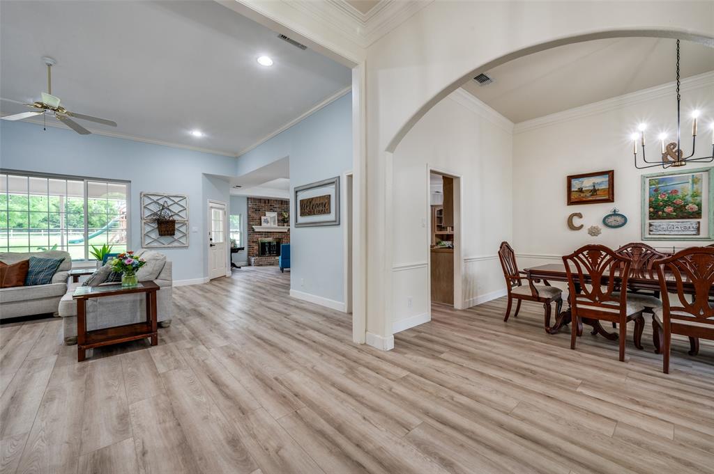 33 Meadowcreek Drive
