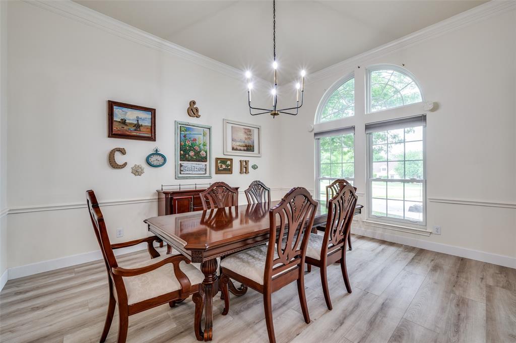 33 Meadowcreek Drive
