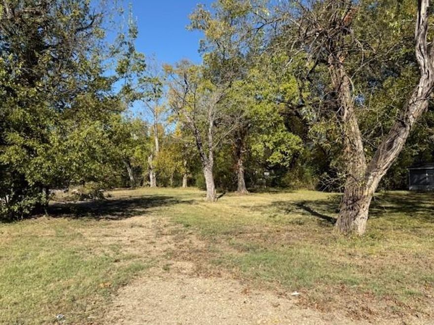 Take a look at this building lot in SE Paris.  Build your home on this vacant lot located on a corner with easy access from either side.  Currently zoned Single Family but may be able to rezone to Multi-family for a duplex.