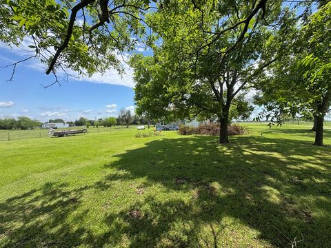 Photo of 8775 County Road 353, Terrell, TX 75161 (MLS # 21280268)