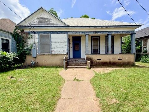 Photo of 819 S 10th Street, Waco, TX 76706 (MLS # 21274715)