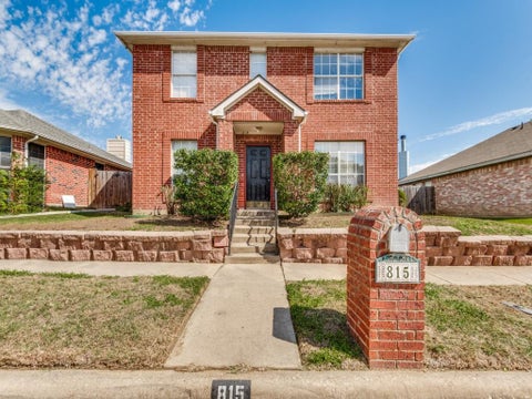 Photo of 815 Greenridge Drive, Arlington, TX 76017 (MLS # 21419336)