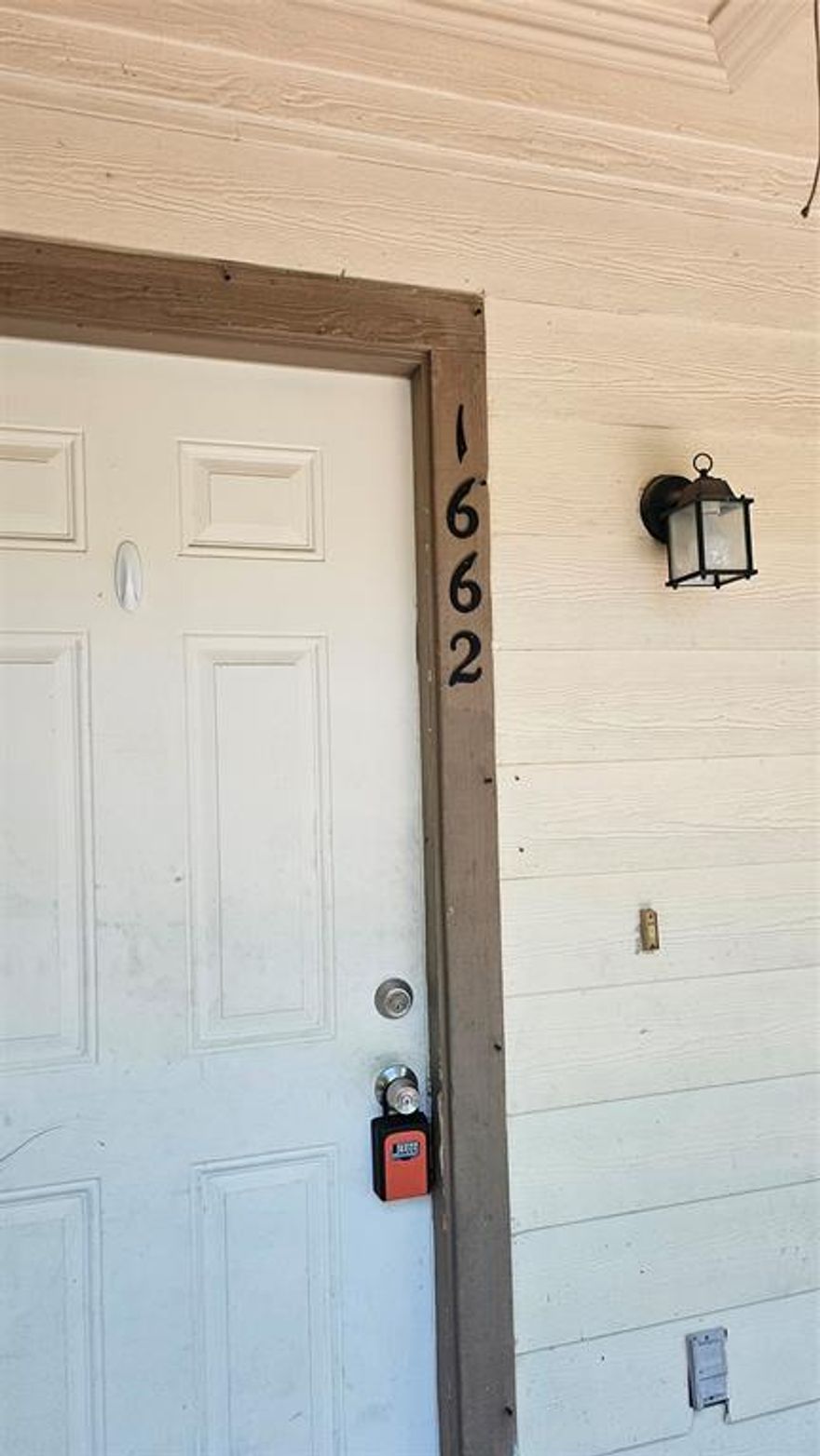 All electric unit with ref, stove and microwave built in. Laundry closet is in the kitchen for your own washer and dryer. A non smoking and no pets unit, this apartment is available to be seen now and move in as soon as application will clear. Applications can be emailed to individuals or picked up at 420 W. Sam Rayburn Dr. Bonham from 9 am to 4 pm Mon- Fri. A $50 per person over 18 fee is required with each application and applications are processed within 48 hours for approval.
OPTION OF $950 per MONTH LEASE WITH A 15 month lease.