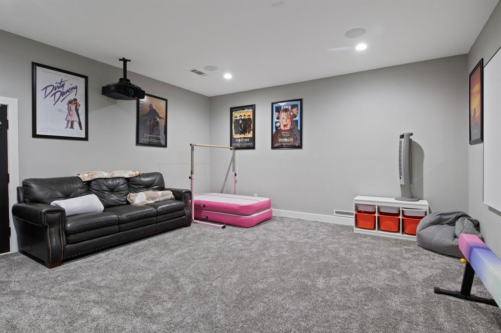 COUNTRY CLUB ESTATES - Residential