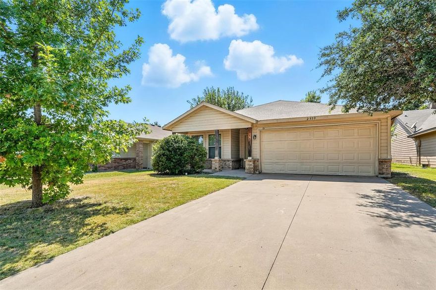This home is only 15 minutes from the heart of downtown Dallas, a short 3-minute walk to Weasley Middle School and a 4 min drive to Pecan Grove Park - a 15.2 acre community park. Inside, you’ll find a fresh neutral paint palette that creates a bright and welcoming atmosphere, high ceilings, along with freshly steamed carpet in the bedrooms for a clean, cozy feel. The well-designed floor plan offers an open and bright layout which introduces the kitchen and dining area from the living room. Step outside to enjoy a covered back porch with a fenced backyard—perfect for relaxing year-round. This home blends comfort, convenience, and location, making it an incredible opportunity you won’t want to miss!
Buyer and buyer agents please do your due diligence. All information is deemed reliable but not guaranteed.