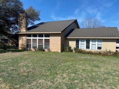 Photo of 1303 Southgate Drive, Brownwood, TX 76801 (MLS # 21197468)