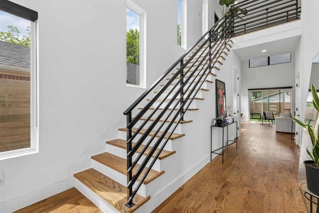 Photo of 1717 Mcbroom Street, Dallas, TX 75212 (MLS # 21250677)