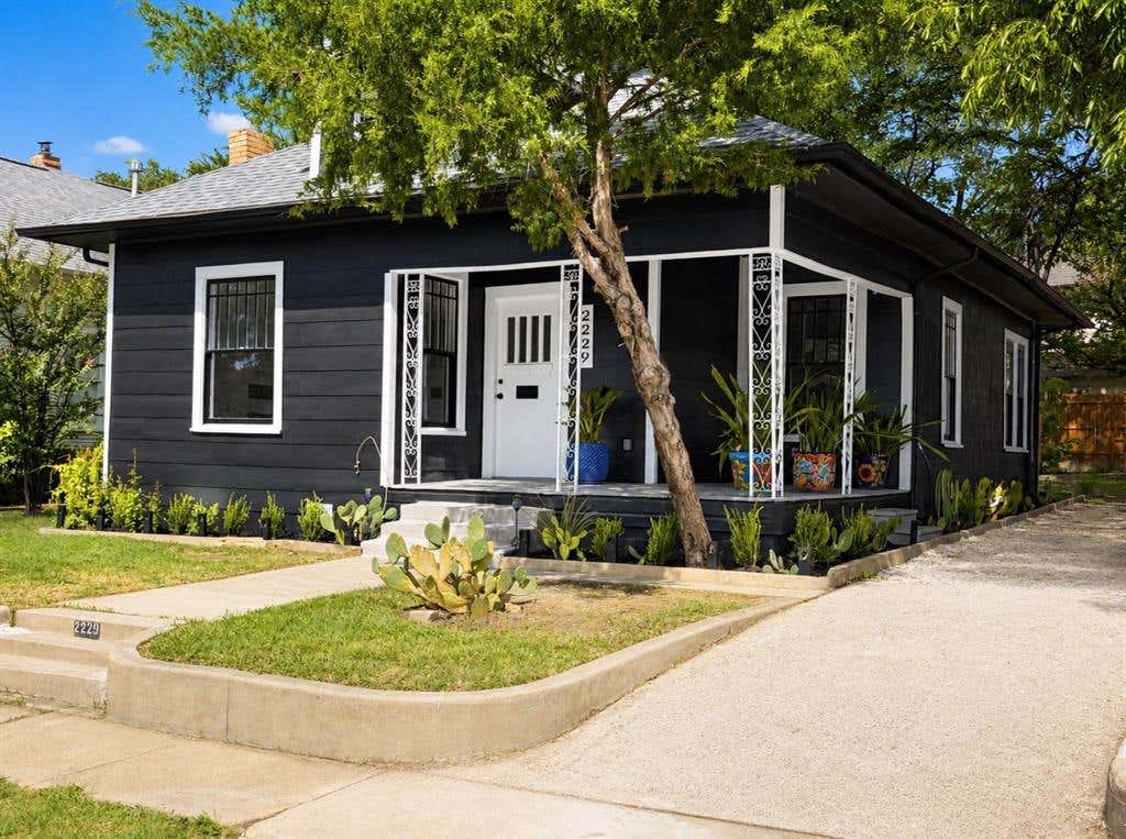 Photo of 2229 College Avenue, Fort Worth, TX 76110 (MLS # 21339185)