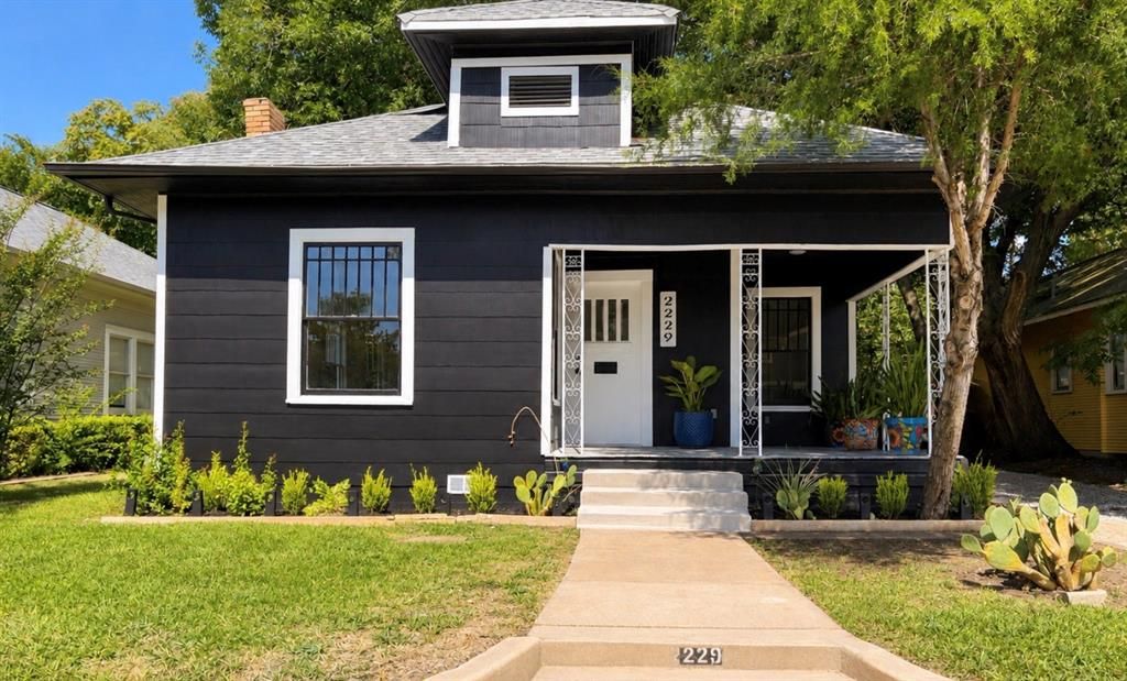 Photo of 2229 College Avenue, Fort Worth, TX 76110 (MLS # 21339185)