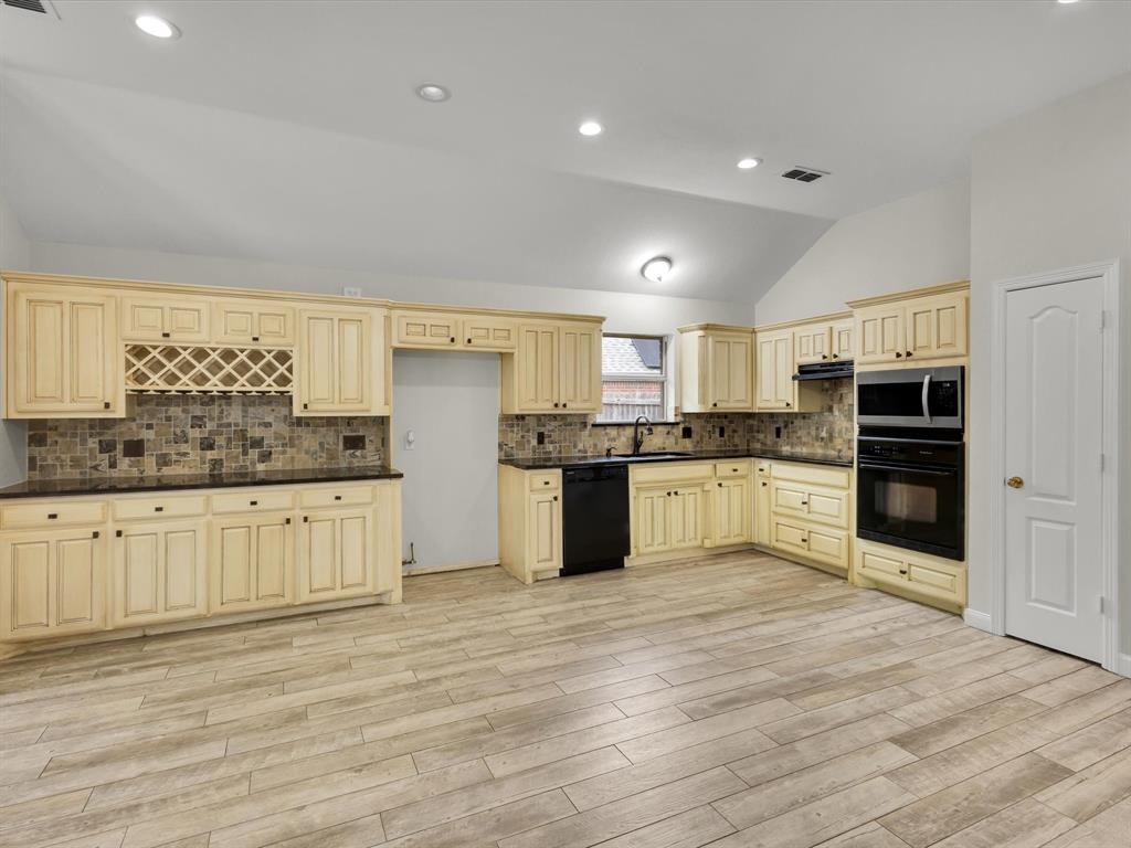 8569 Woodlake Circle