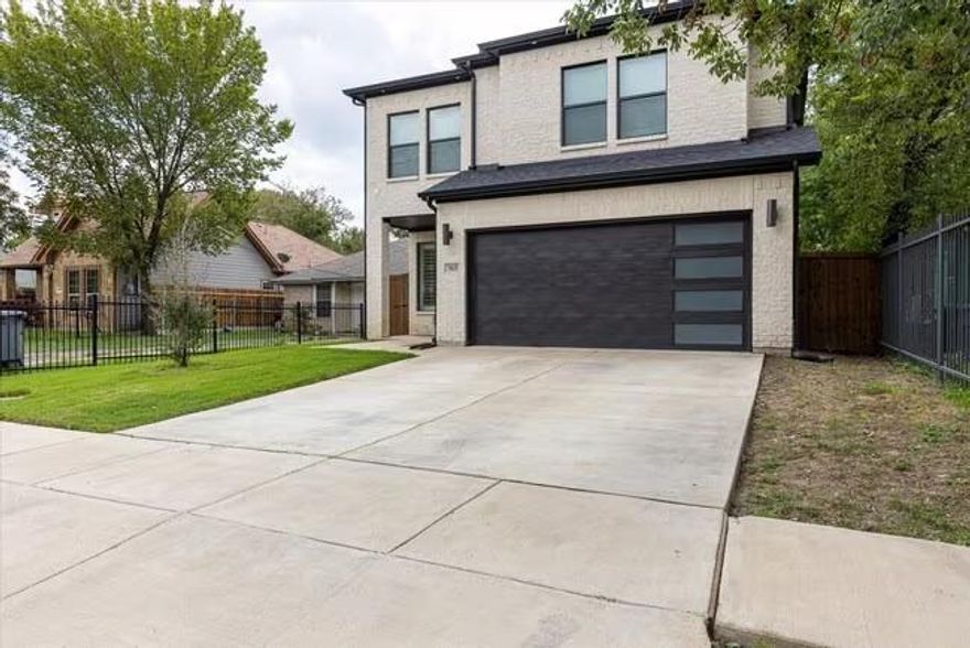 Fully furnished single family house with listing offer. This beautiful house is located in the booming West Dallas area.
Just 8 minutes drive to Downtown Dallas, Bishop Arts, Trinity Groves, Love Field Airport. It's a 5 bedrooms and 2.5 bathrooms. Master bedroom is located on a 1st floor. It has an open-concept kitchen, living and dinning areas. House has a TVs located in primary suite, living room and the 4th rooms in the 2nd floor. There are TV’s in all room. Full size fridge, washer, dryer. Huge back yard patio with cement pad, Hot Tub, Barbeque Grill and patio furniture. Public transportation is few blocks from the house. Back yard is fenced and there is a shed.