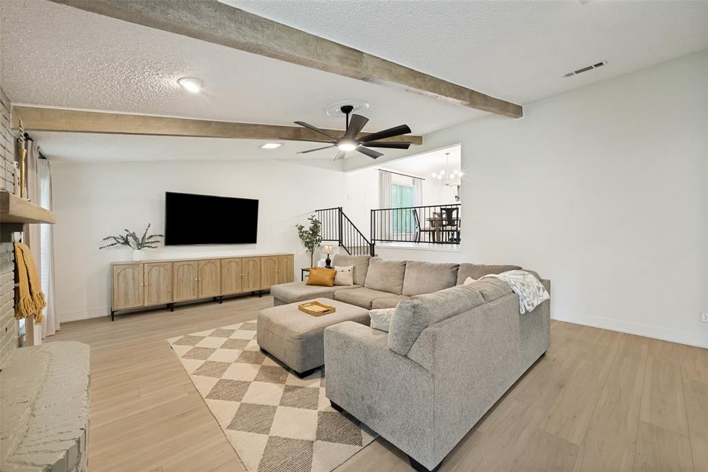 909 Edgecliff Drive