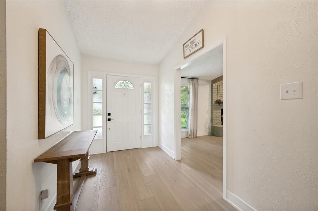 909 Edgecliff Drive