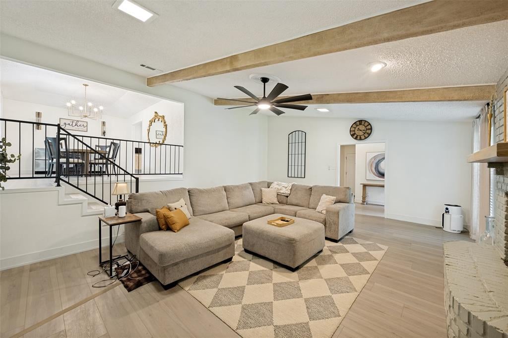909 Edgecliff Drive