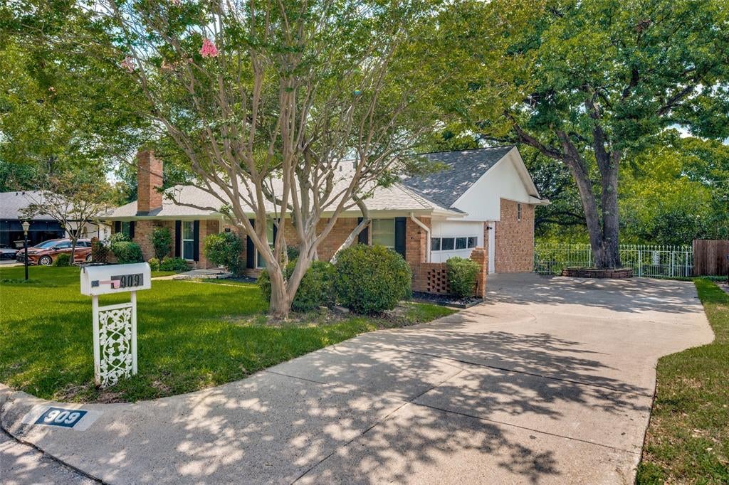909 Edgecliff Drive