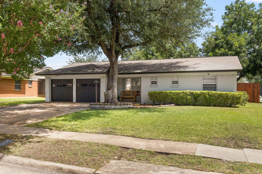 Photo of 13806 Heartside Place, Farmers Branch, TX 75234 (MLS # 21320894)