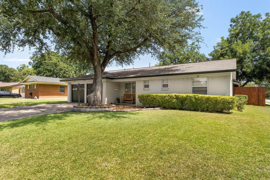 Photo of 13806 Heartside Place, Farmers Branch, TX 75234 (MLS # 21320894)