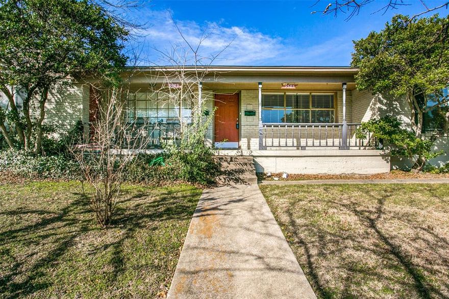 Awesome two-bedroom duplex in sought after urban neighborhood of Casa Linda Estates. Complete with hardwood flooring throughout, charming floorplan and private fenced backyard with one car garage.